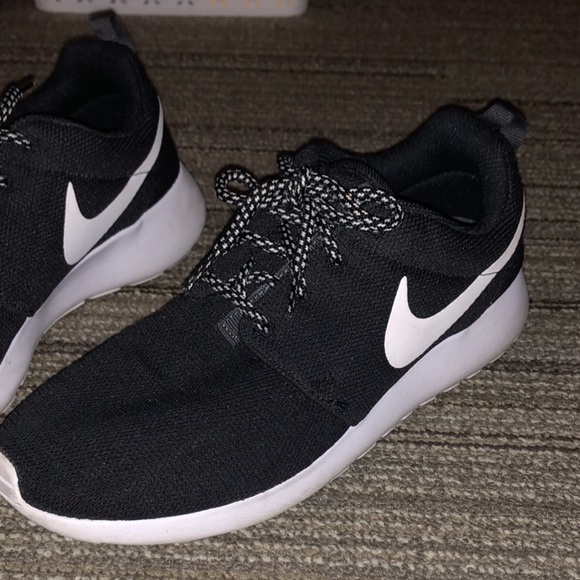 Women’s Nike Shoes - Picture 2 of 4